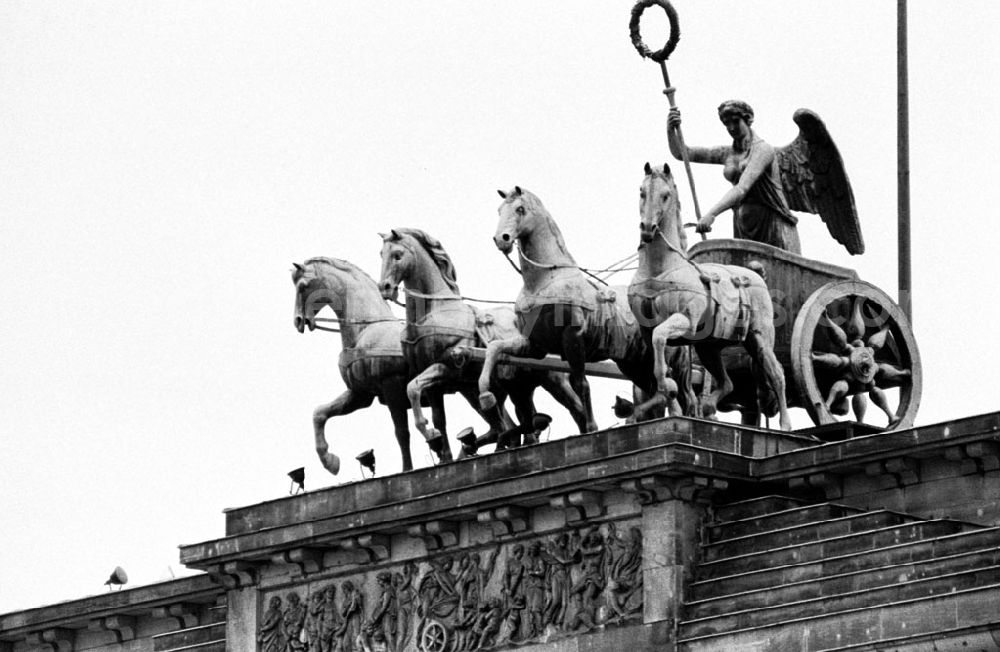 GDR image archive: Berlin-Mitte - Mitte-Berlin Brandenburger Tor/ Quadriga 03.01.9