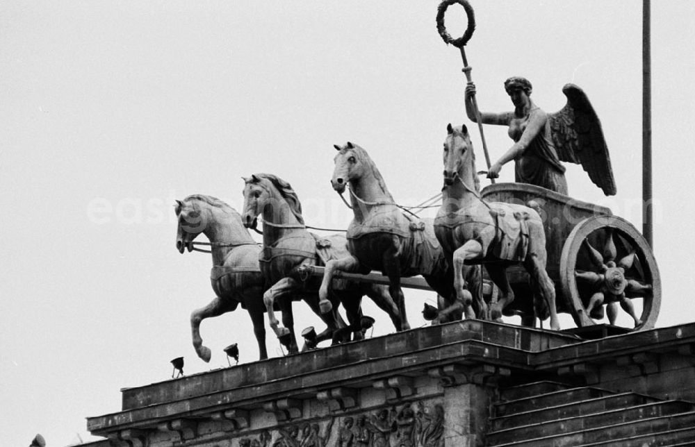 GDR photo archive: Berlin-Mitte - Mitte-Berlin Brandenburger Tor/ Quadriga 03.01.9
