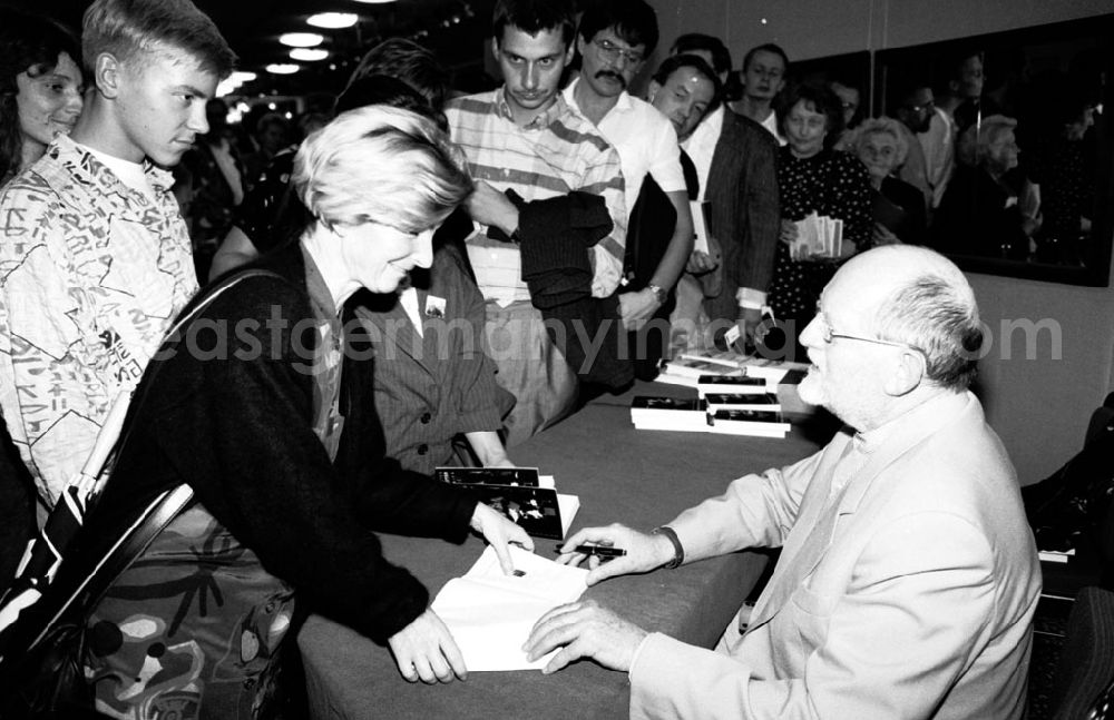 GDR picture archive: Berlin-Mitte - Mitte - Berlin Buchlesung und Autogrammstunde mit Erwin Strittmatter 11.09.9
