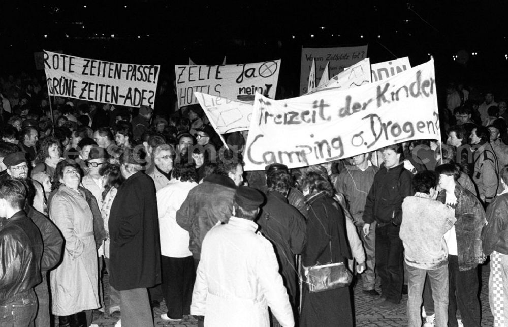 GDR photo archive: Berlin-Mitte - Mitte - Berlin Demo der Berliner Campingfreunde vor dem Roten Rathaus 29.