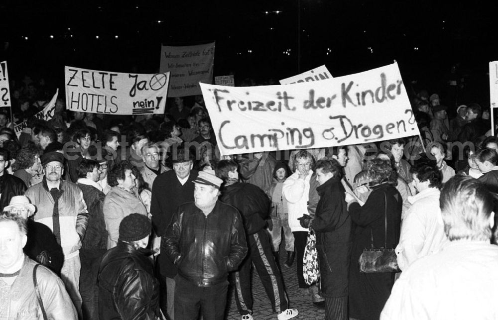 GDR picture archive: Berlin-Mitte - Mitte - Berlin Demo der Berliner Campingfreunde vor dem Roten Rathaus 29.