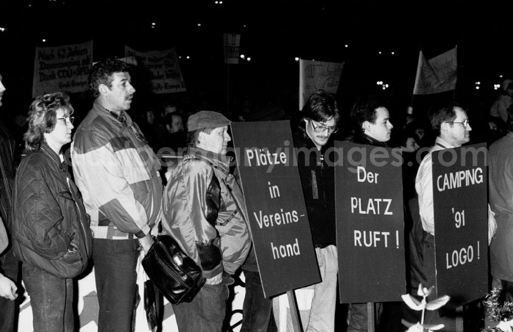 Berlin-Mitte: Mitte - Berlin Demo der Berliner Campingfreunde vor dem Roten Rathaus 29.