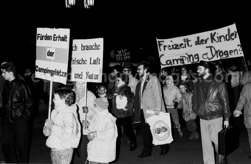GDR image archive: Berlin-Mitte - Mitte - Berlin Demo der Berliner Campingfreunde vor dem Roten Rathaus 29.