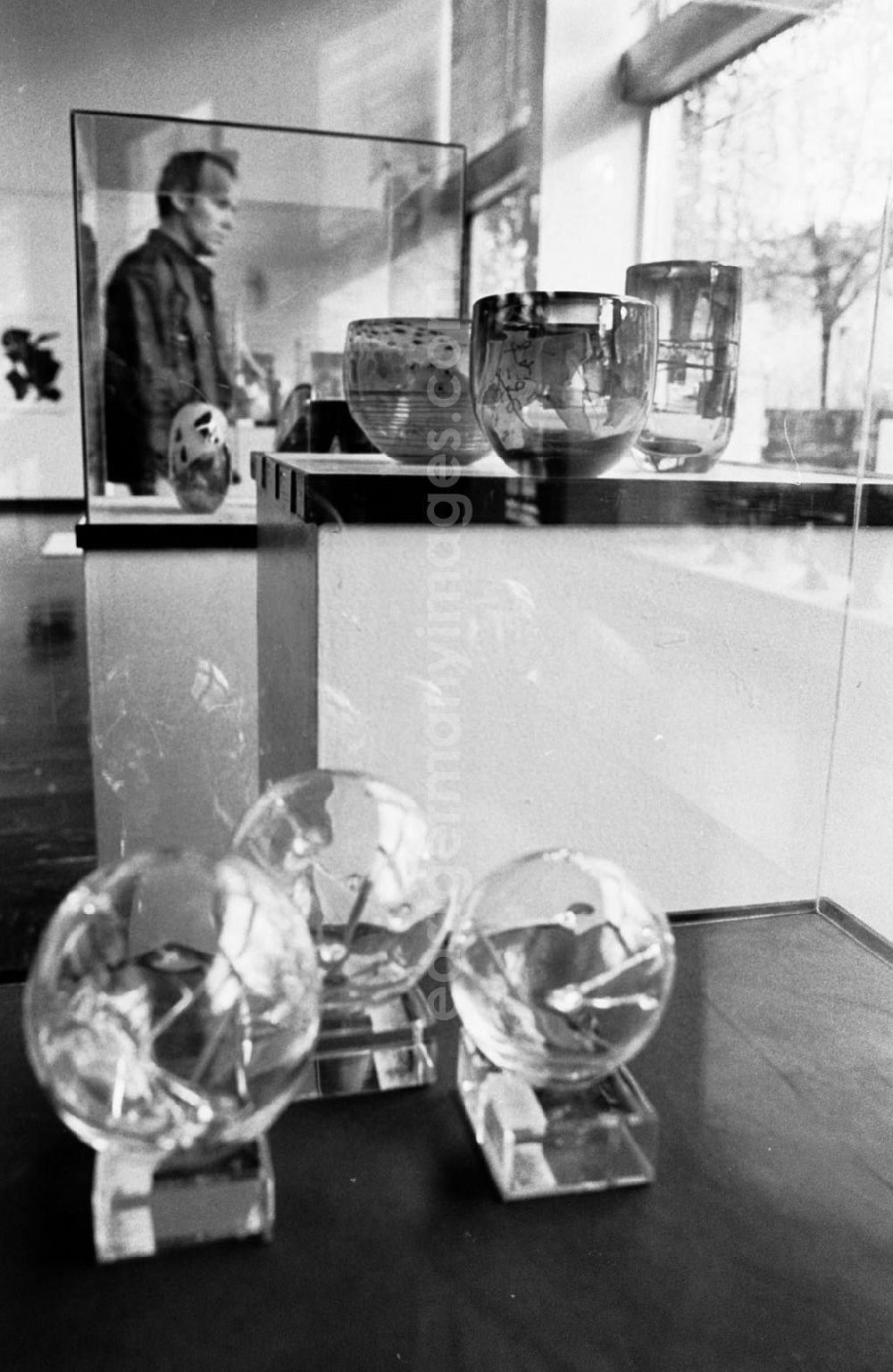 GDR image archive: Berlin-Mitte - Mitte - Berlin Glas- und Grafikausstellung in der Gallerie Unter den Linden 11.10.9