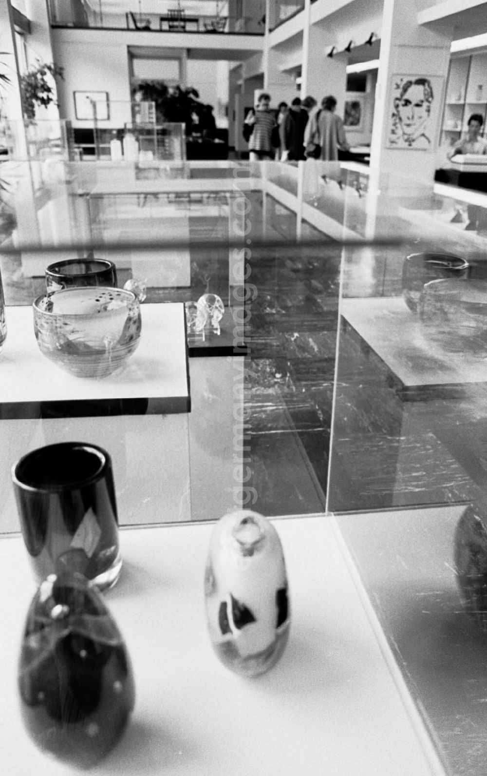 GDR photo archive: Berlin-Mitte - Mitte - Berlin Glas- und Grafikausstellung in der Gallerie Unter den Linden 11.10.9
