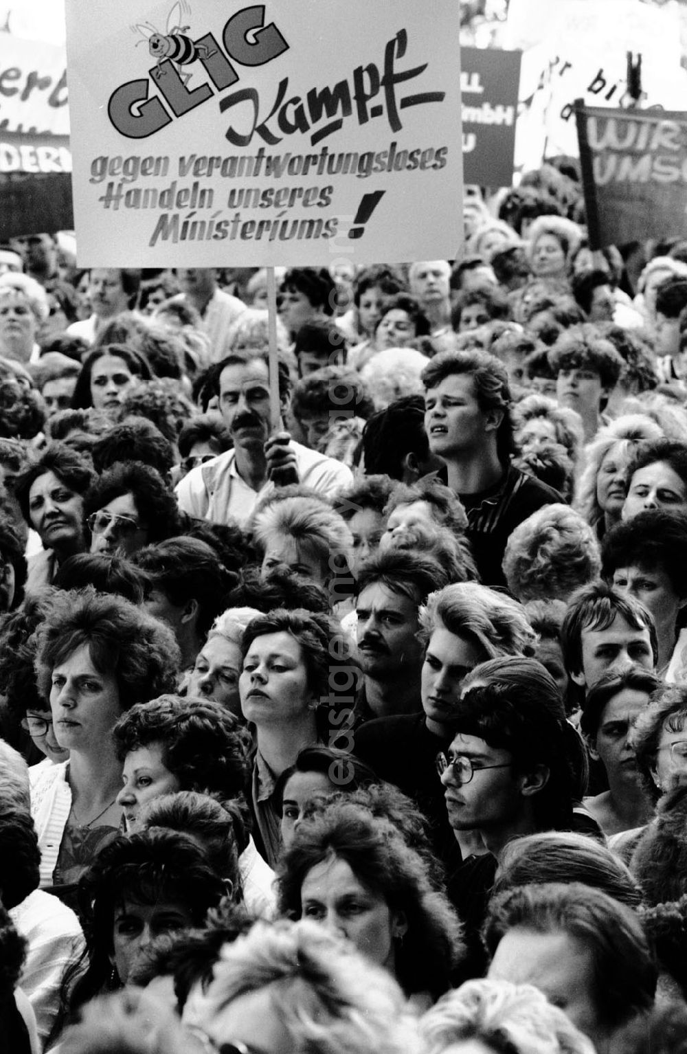 GDR picture archive: Berlin-Mitte - Mitte - Berlin Handelsleute demonstrieren vor der Volkskammer 13.07.9