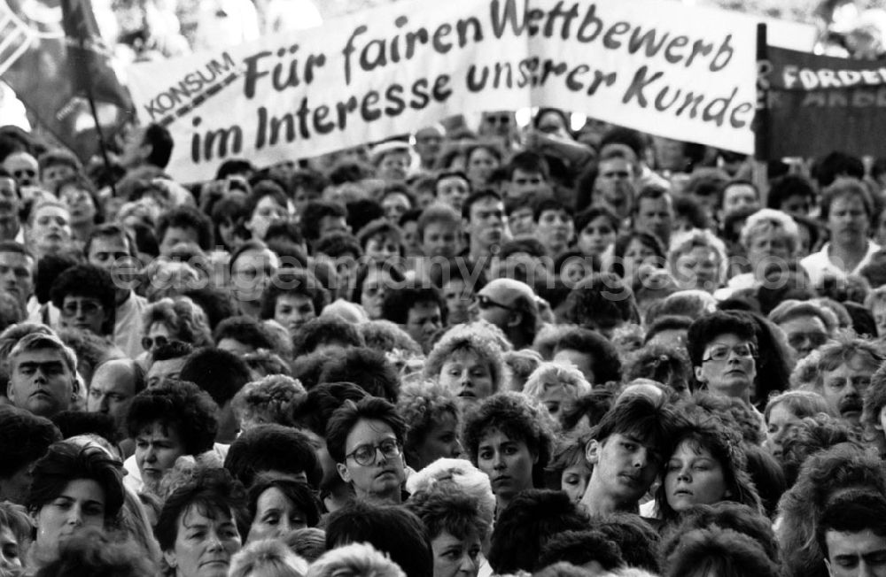 GDR photo archive: Berlin-Mitte - Mitte - Berlin Handelsleute demonstrieren vor der Volkskammer 13.07.9