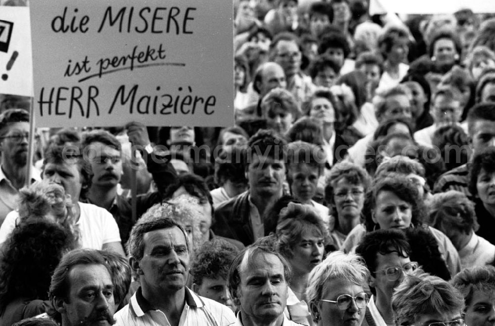 GDR picture archive: Berlin-Mitte - Mitte - Berlin Handelsleute demonstrieren vor der Volkskammer 13.07.9