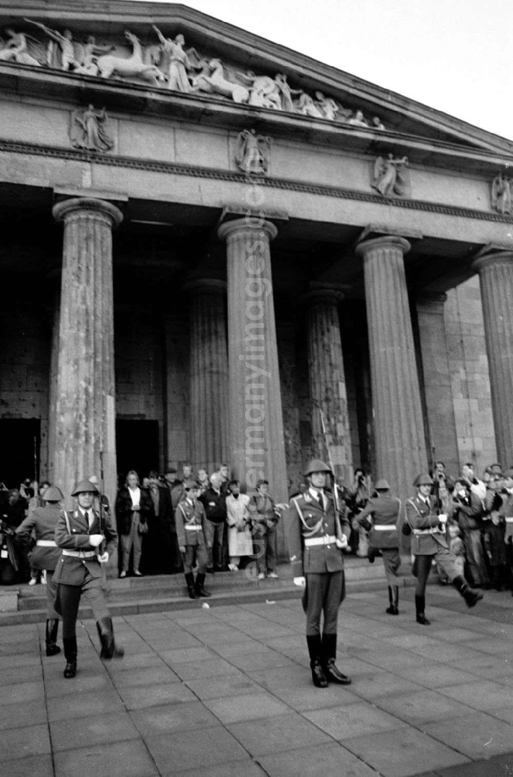 GDR image archive: Berlin-Mitte - Mitte - Berlin Letzte Wache wird Ehrenwache am Mahnmal Unter den Linden 02.10.9