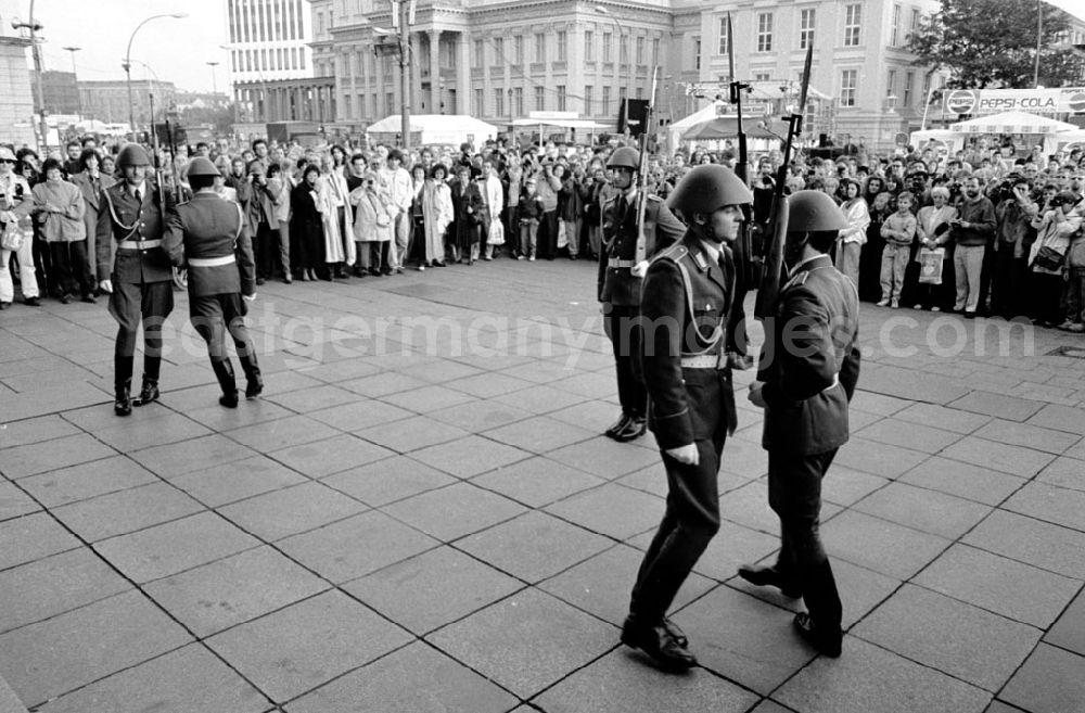 GDR photo archive: Berlin-Mitte - Mitte - Berlin Letzte Wache wird Ehrenwache am Mahnmal Unter den Linden 02.10.9