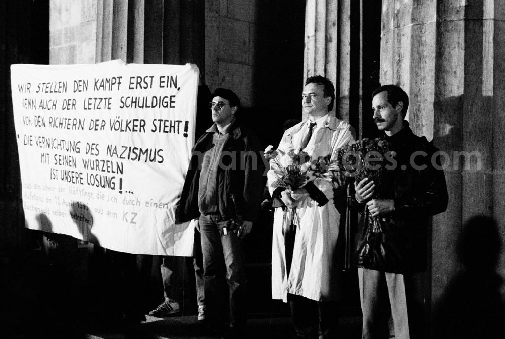 GDR image archive: Berlin-Mitte - Mitte-Berlin Mahnwache von Antifaschisten, Unter den Linden 02.10.9