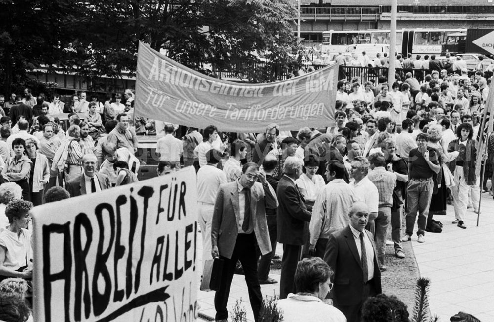 GDR picture archive: Berlin-Mitte - Mitte - Berlin IG-Metaller demonstrieren vor dem ehem. FDGB 09.07.9