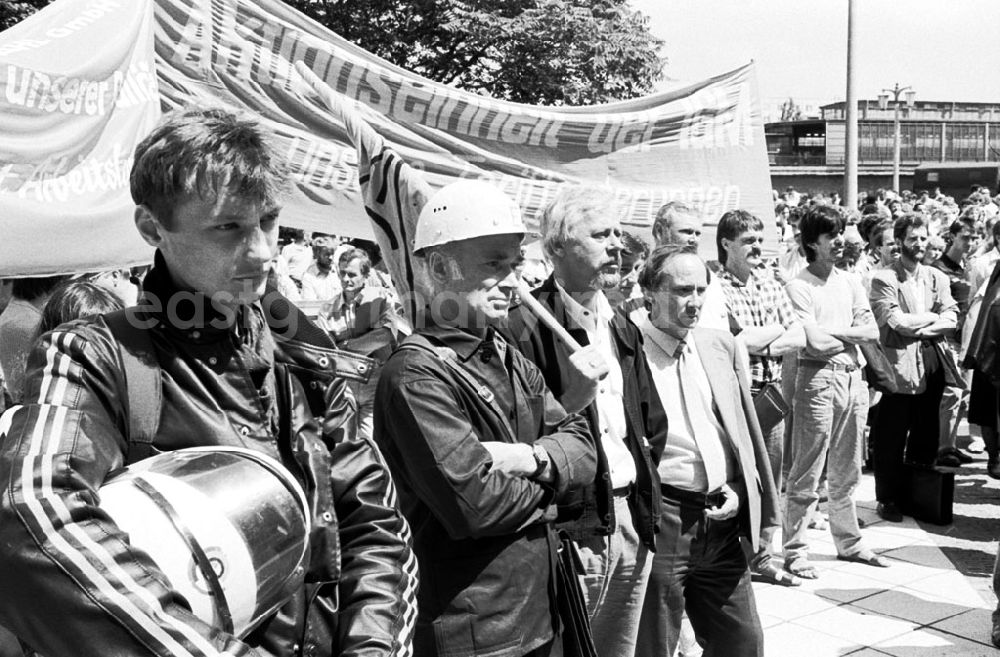GDR image archive: Berlin-Mitte - Mitte - Berlin IG-Metaller demonstrieren vor dem ehem. FDGB 09.07.9