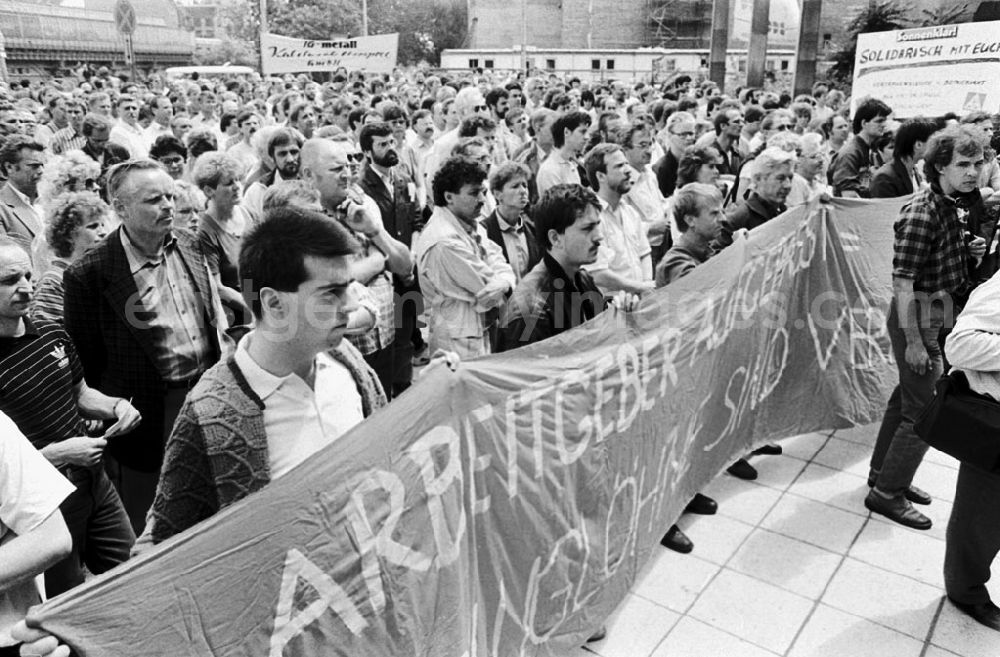 GDR photo archive: Berlin-Mitte - Mitte - Berlin IG-Metaller demonstrieren vor dem ehem. FDGB 09.07.9