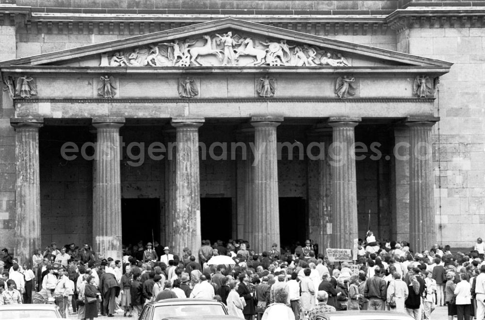 GDR picture archive: Berlin-Mitte - Mitte - Berlin PDS-Demo, Kranzniederlegung UdL 08.09.9