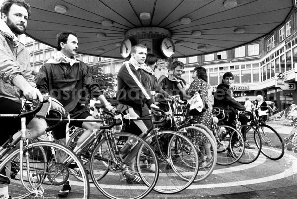 GDR image archive: Berlin-Mitte - Mitte - Berlin Radfahrerstart an der Weltzeituhr zur Fahrt nach Moskau 22.06.9
