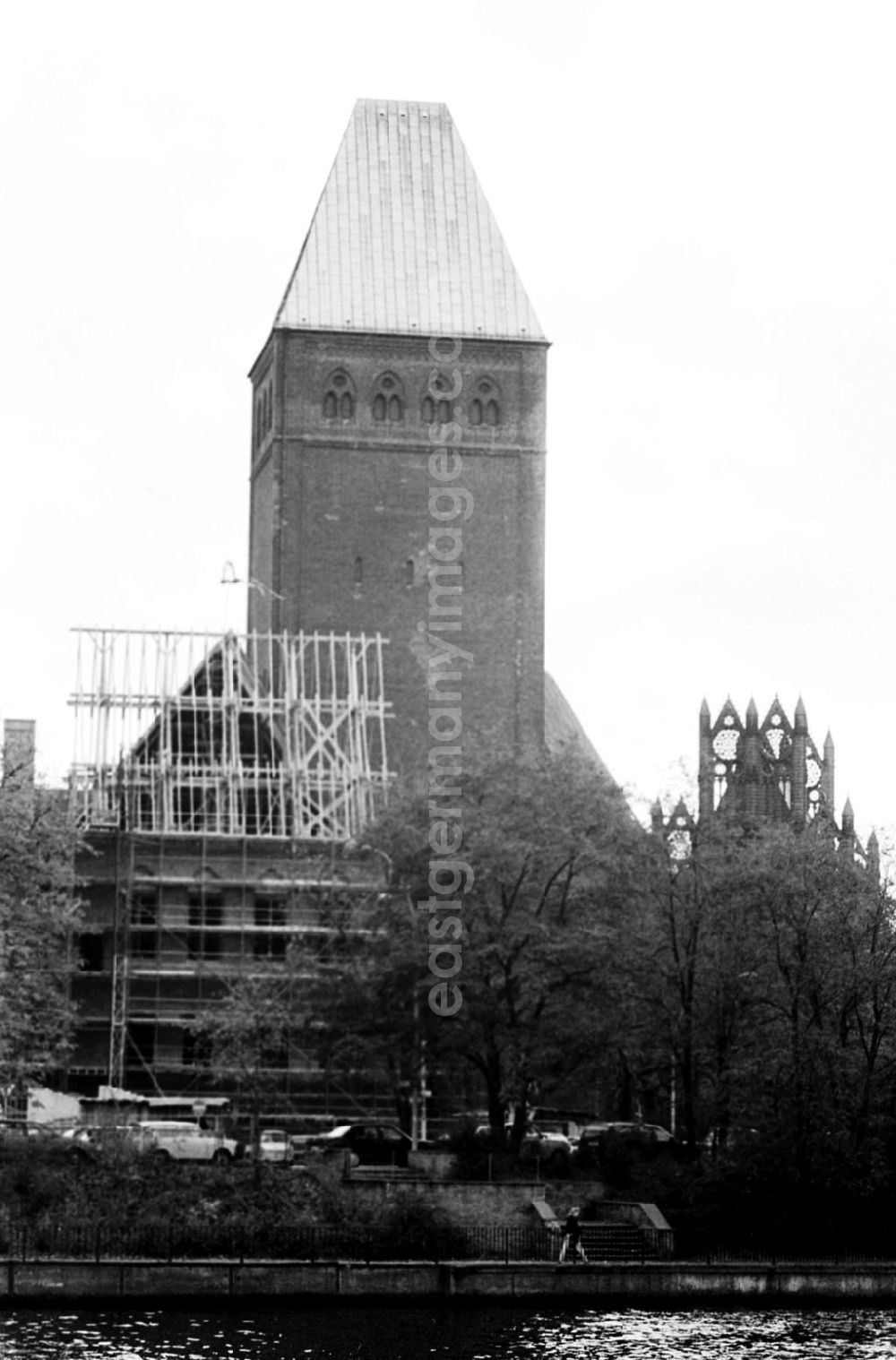 GDR photo archive: Berlin-Mitte - Mitte - Berlin Richtkrone über Anbau am Märkischen Museum 31.10.9