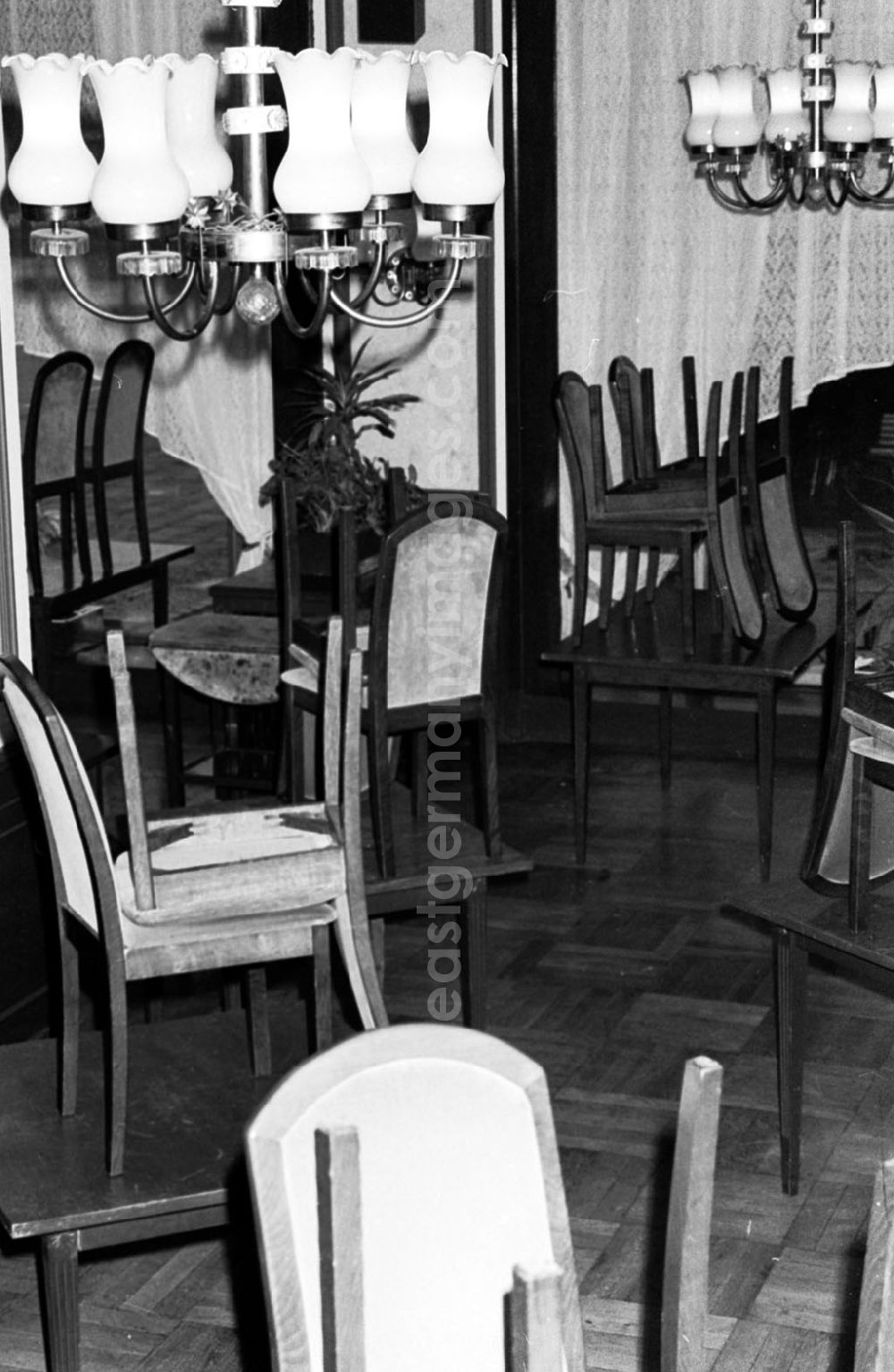 GDR picture archive: Berlin-Mitte - Mitte - Berlin Schließung der Gaststätte Budapest, Karl-Marx-Allee 08.