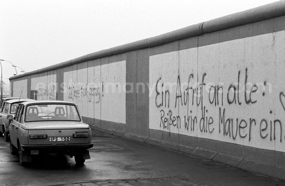 GDR photo archive: Berlin-Mitte - Mitte/Berlin Anti-SED und nationalistische Schmierereien an der Staatsgrenze, Bereich Bln. Hauptbahnhof 12.01.9