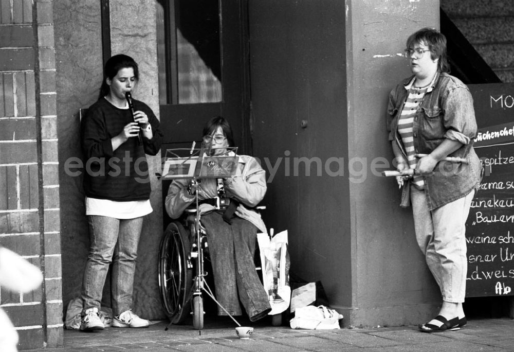 GDR image archive: Berlin-Mitte - Mitte/Berlin Behindertenmusik auf dem Alex 15.07.9