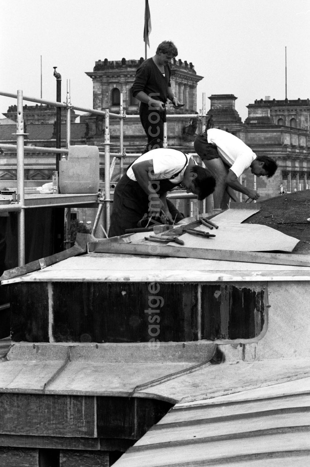 GDR image archive: Berlin-Mitte - Mitte/Berlin Brandenburger Tor - Dachdeckerarbeiten 13.08.9
