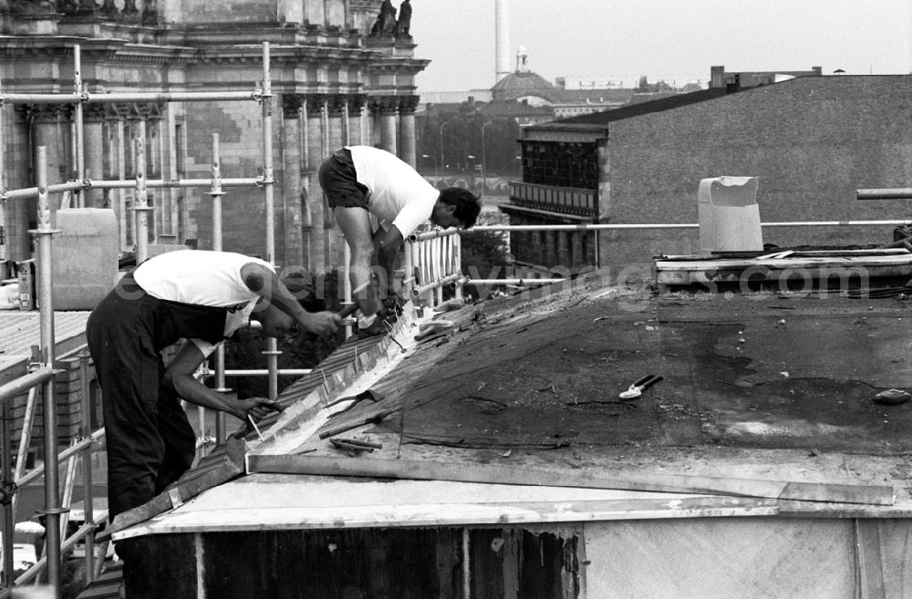 GDR photo archive: Berlin-Mitte - Mitte/Berlin Brandenburger Tor - Dachdeckerarbeiten 13.08.9