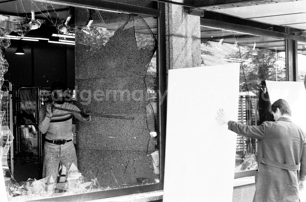 GDR picture archive: Berlin-Mitte - Mitte/Berlin Demolierte Schaufenster von Fußballweltmeisterschaftsrandale 09.07.9
