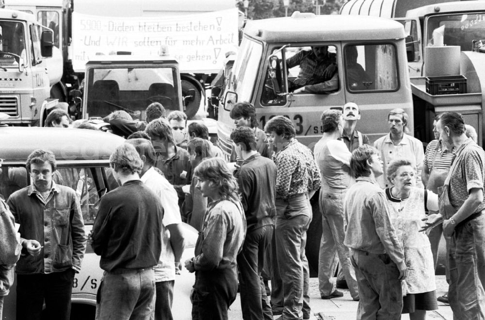 GDR picture archive: Berlin - Garbage collectors strike in front of the Rotes Rathaus in Berlin, the former capital of the GDR, German Democratic Republic