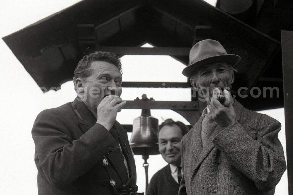 GDR photo archive: Gotha - Men eat a Thuringian Rostbratwurst in Gotha in the state Thuringia on the territory of the former GDR, German Democratic Republic