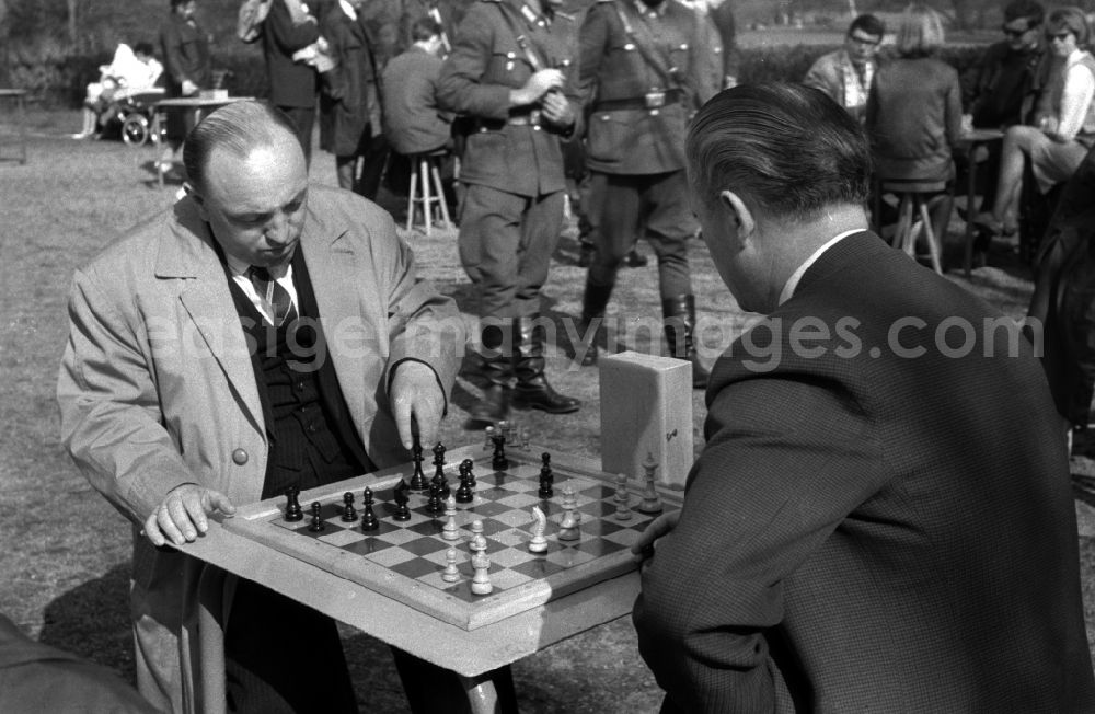 GDR picture archive: Berlin - Friedrichshain - Two men playing chess outdoors in Berlin - Friedrichshain