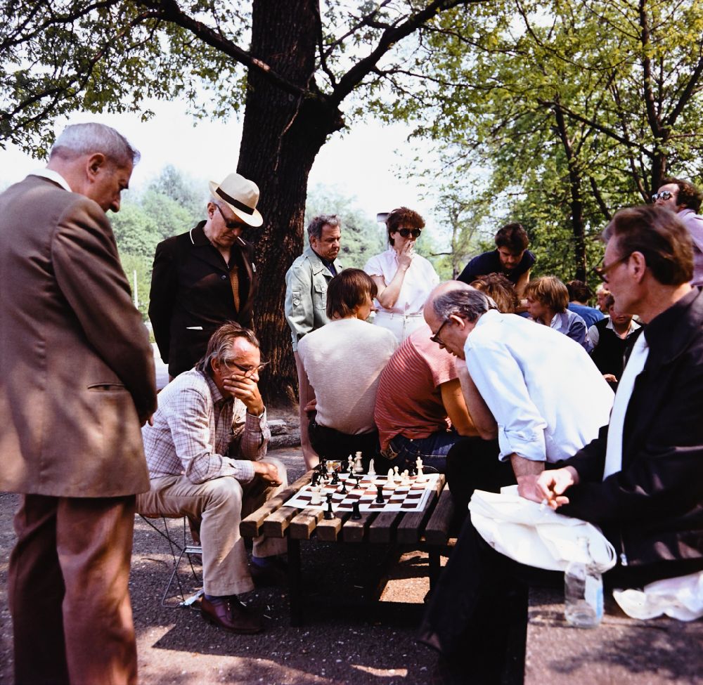 Berlin: Men play chess in the Volkspark Friedrichshain in Berlin Eastberlin on the territory of the former GDR, German Democratic Republic