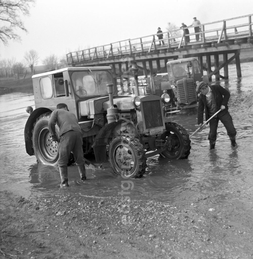 GDR picture archive: Magdeburg - Men wash their tractors in the Elbe near Magdeburg in Saxony - Anhalt