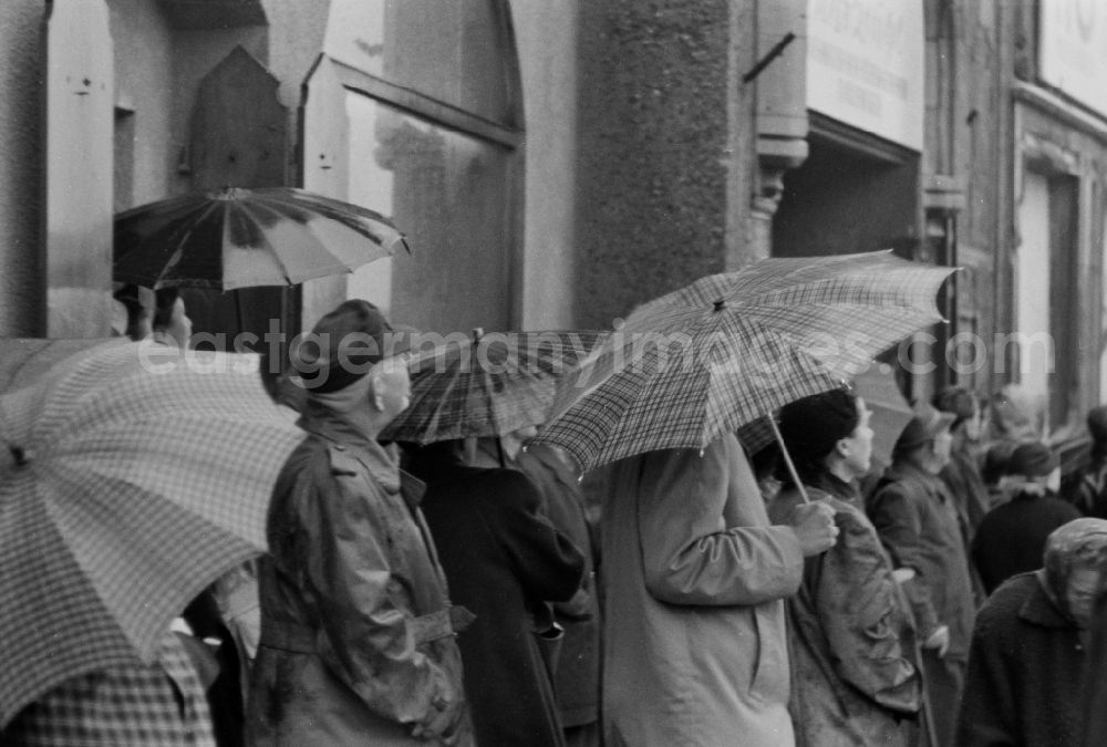 GDR picture archive: Halberstadt - Fashion and clothing of street passers-by am Fischmarkt in Halberstadt in the state Saxony-Anhalt on the territory of the former GDR, German Democratic Republic