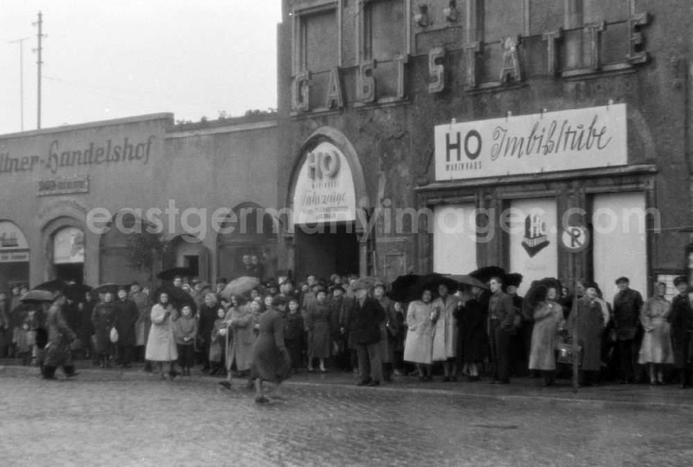 GDR image archive: Halberstadt - Fashion and clothing of street passers-by am Fischmarkt in Halberstadt in the state Saxony-Anhalt on the territory of the former GDR, German Democratic Republic