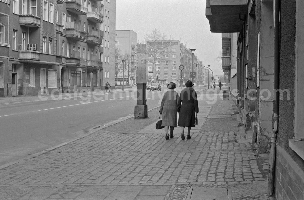 GDR image archive: Berlin - Fashion and clothing of street passers-by on street Gruenberger Strasse in the district Friedrichshain in Berlin Eastberlin on the territory of the former GDR, German Democratic Republic