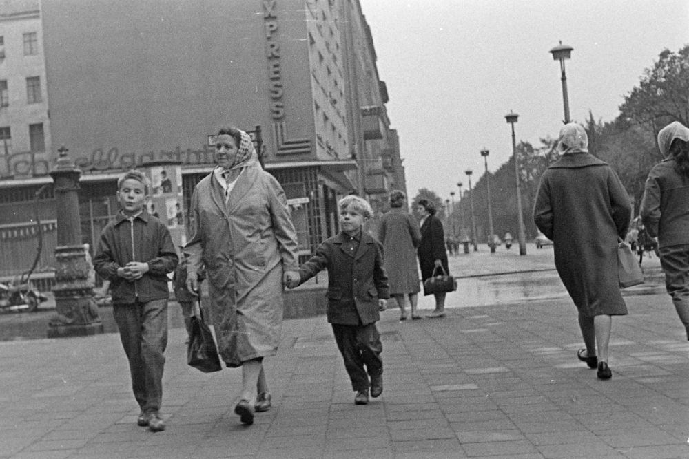 GDR picture archive: Berlin - Fashion and clothing of street passers-by on street Schoenhauser Allee in the district Prenzlauer Berg in Berlin Eastberlin on the territory of the former GDR, German Democratic Republic