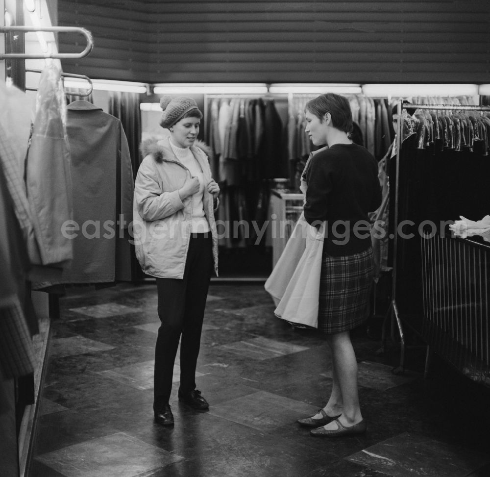 GDR picture archive: Berlin - Prenzlauer Berg - Young people in the first fashion house of youth in the Pappelallee2 in Berlin - Prenzlauer Berg. The youth of the GDR did not want to look grown up and stuffy. Youth fashion (Jumo) - As the own textile sector was established