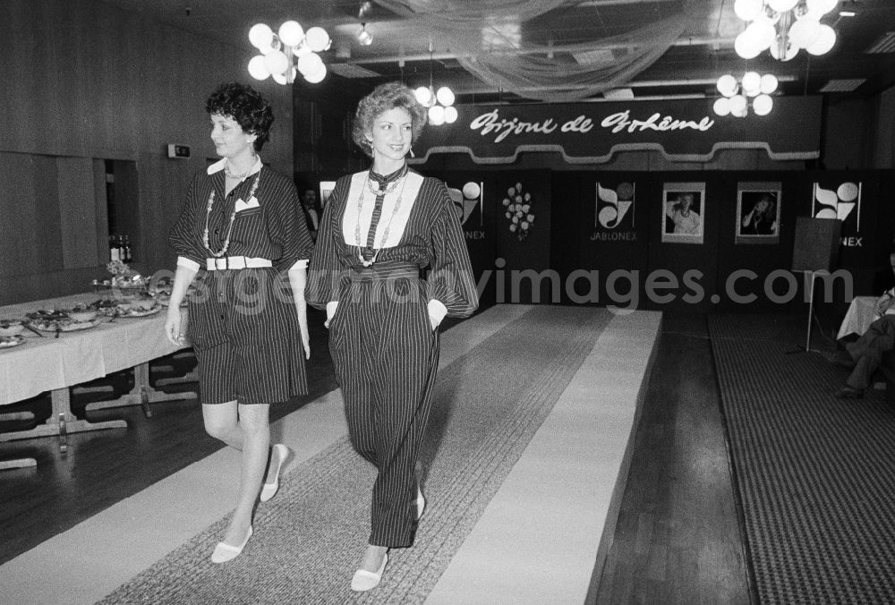 GDR image archive: Berlin - Fashion show in the convention hall, today bcc Berlin Congress centre, in Berlin, the former capital of the GDR, German democratic republic