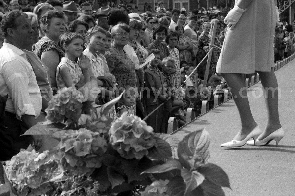 GDR image archive: Dresden - Fashion show by the VVB Konfektion Berlin in front of the Tribuene on the fashion race day in Dresden in the state Saxony on the territory of the former GDR, German Democratic Republic