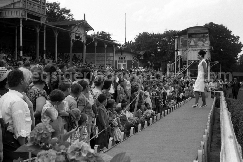 GDR photo archive: Dresden - Fashion show by the VVB Konfektion Berlin in front of the Tribuene on the fashion race day in Dresden in the state Saxony on the territory of the former GDR, German Democratic Republic