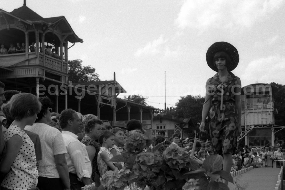 GDR image archive: Dresden - Fashion show by the VVB Konfektion Berlin in front of the Tribuene on the fashion race day in Dresden in the state Saxony on the territory of the former GDR, German Democratic Republic