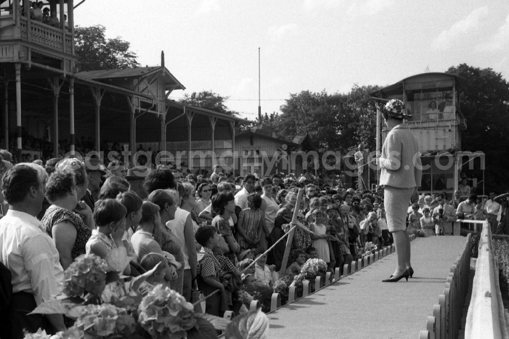 GDR photo archive: Dresden - Fashion show by the VVB Konfektion Berlin in front of the Tribuene on the fashion race day in Dresden in the state Saxony on the territory of the former GDR, German Democratic Republic