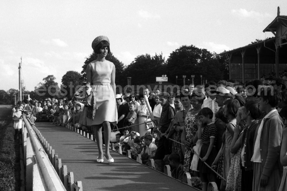 Dresden: Fashion show by the VVB Konfektion Berlin in front of the Tribuene on the fashion race day in Dresden in the state Saxony on the territory of the former GDR, German Democratic Republic