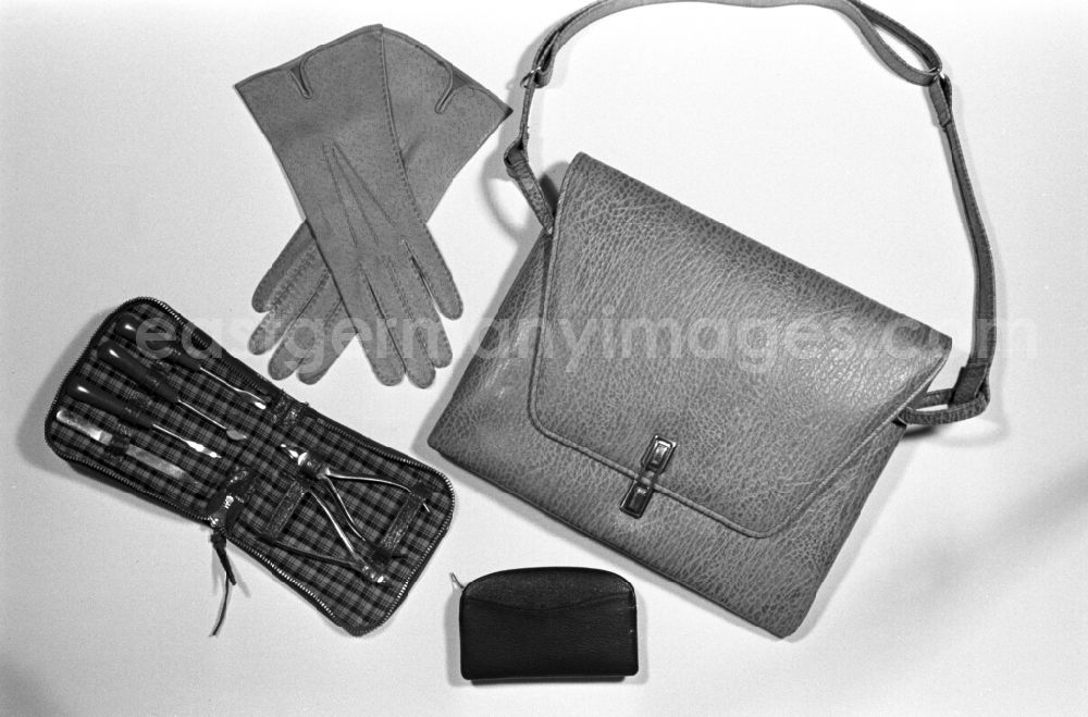 GDR picture archive: Stolpen - Bags and gloves made of pigskin in Stolpen, Saxony in the area of the former GDR, German Democratic Republic