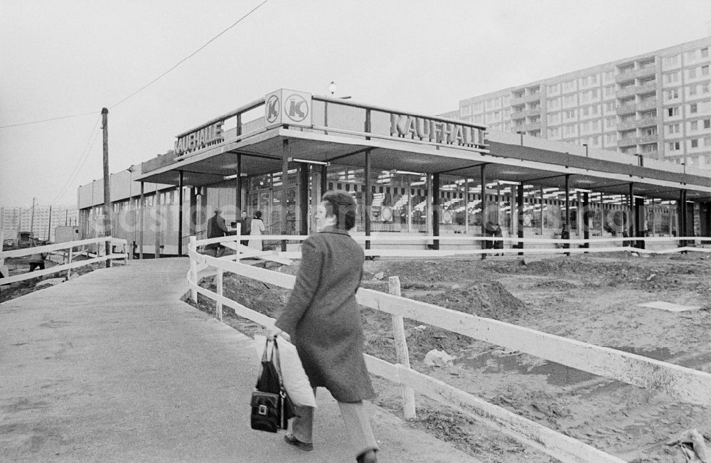 GDR photo archive: Berlin - Moderne Kaufhalle im Weißenseer Weg kurz nach der Eröffnung. Eine Kundin auf dem Weg zum Einkauf.