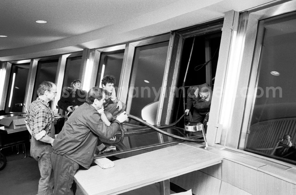 GDR photo archive: Berlin-Mitte - Montage neuer Scheiben im Telecafe am Fernsehturm