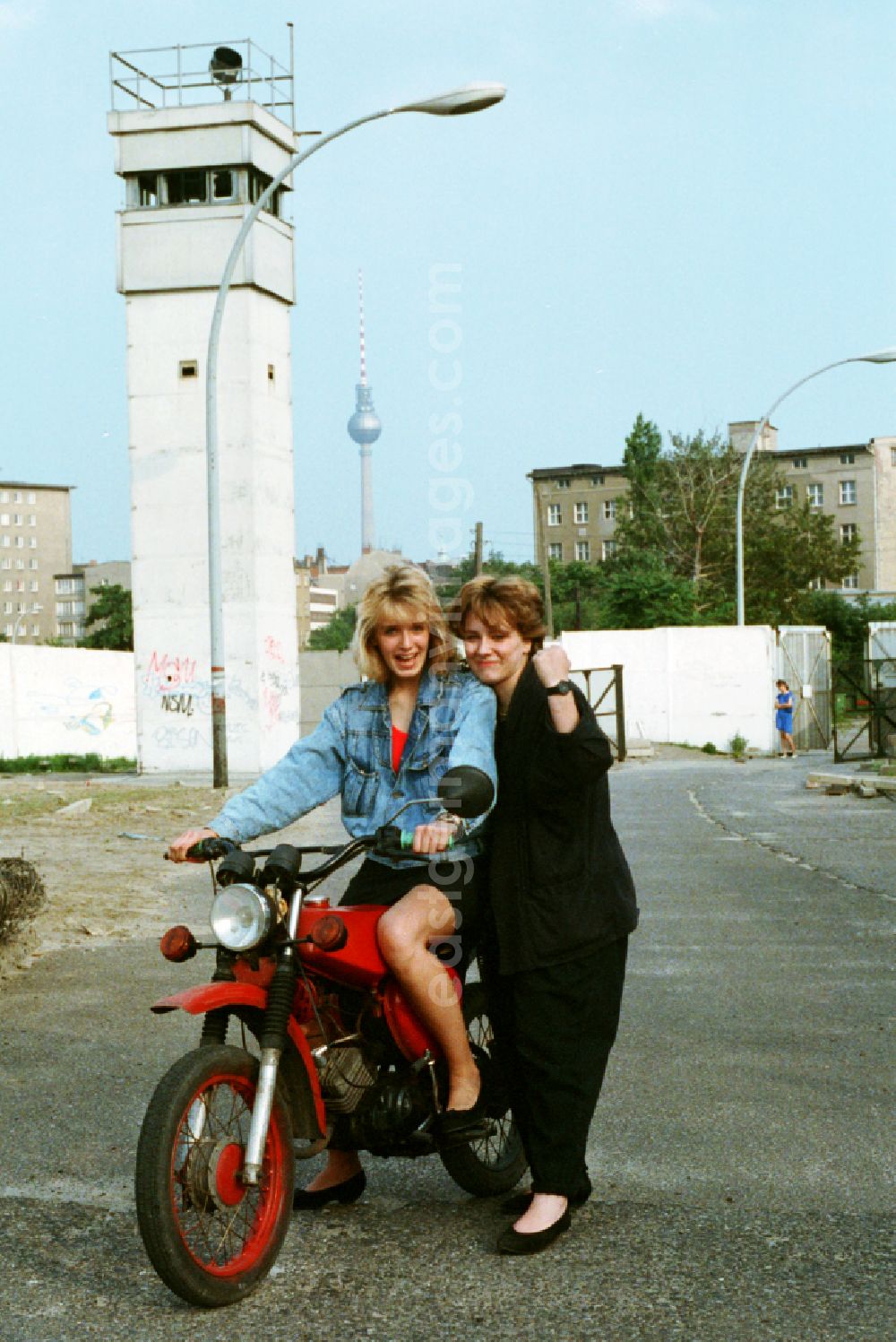 GDR image archive: Berlin - Two young women driving a S5