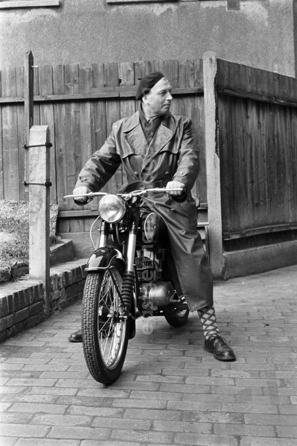 GDR photo archive: Leipzig - Ein Mann präsentiert stolz sein neues Motorrad: eine RT 125 aus dem VEB Motorradwerk Zschopau (MZ). Die RT 125 wurde von 1935 bis 1965 von verschiedenen Herstellern produziert und gilt als eines der meistgebauten Motorräder der Welt. In der DDR war sie das vergleichsweise günstigste zulassungspflichtige Kraftfahrzeug.