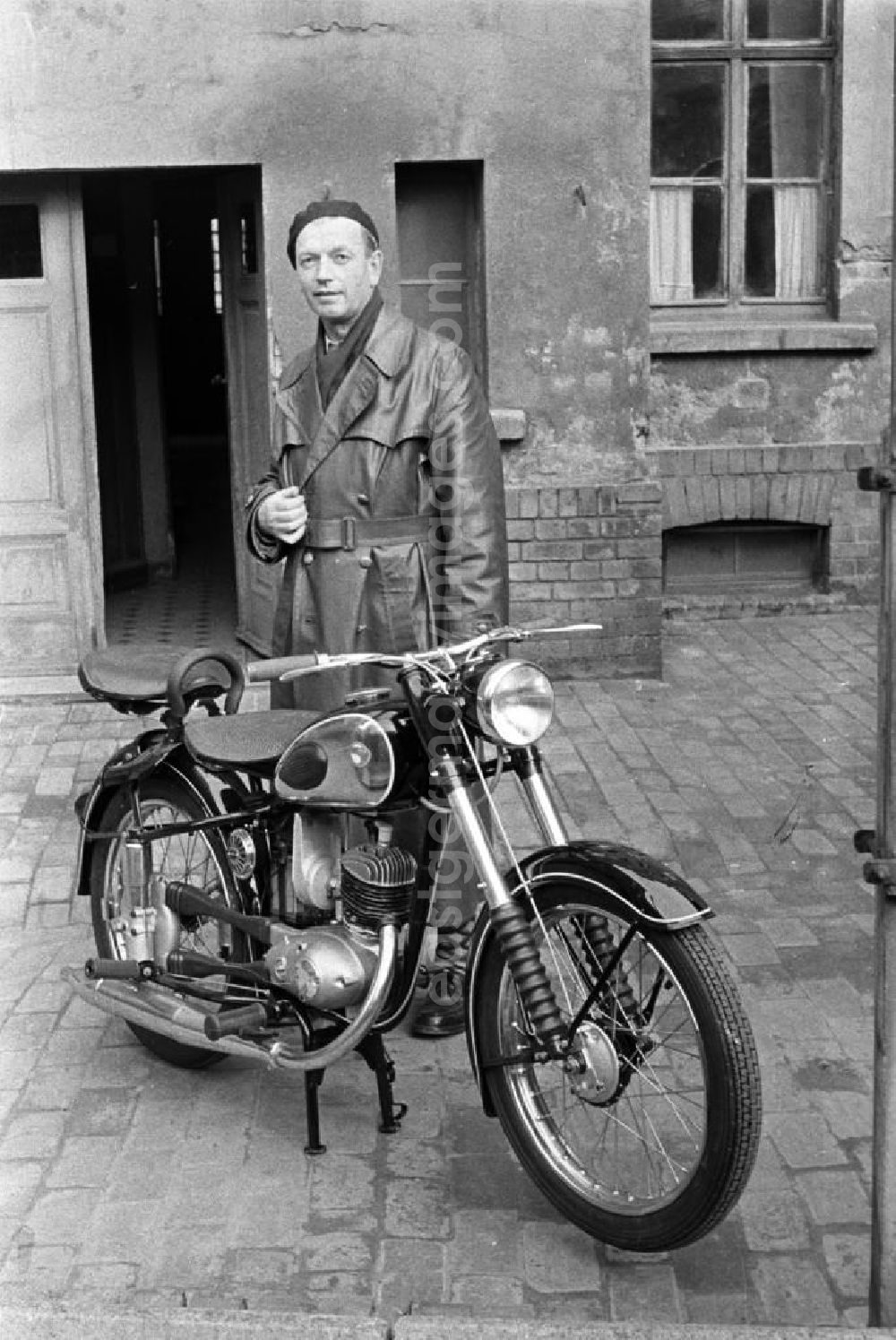 GDR picture archive: Leipzig - Ein Mann präsentiert stolz sein neues Motorrad: eine RT 125 aus dem VEB Motorradwerk Zschopau (MZ). Die RT 125 wurde von 1935 bis 1965 von verschiedenen Herstellern produziert und gilt als eines der meistgebauten Motorräder der Welt. In der DDR war sie das vergleichsweise günstigste zulassungspflichtige Kraftfahrzeug.