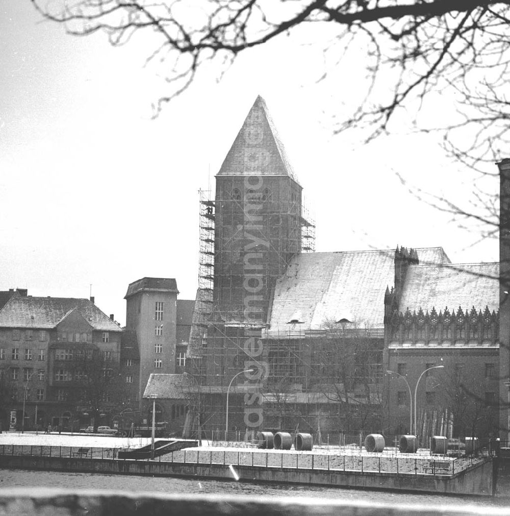 GDR image archive: Berlin - Blick über die Spree auf das Märkische Museum mit Gerüst am Turm, es ist heute das Stammhaus der Stiftung Stadtmuseum Berlin. Es wurde zwischen 1899-19